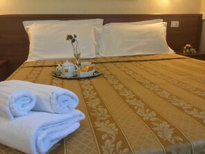 Hochwertige Bettwaren, Minibar, Schreibtisch, kostenloses WLAN