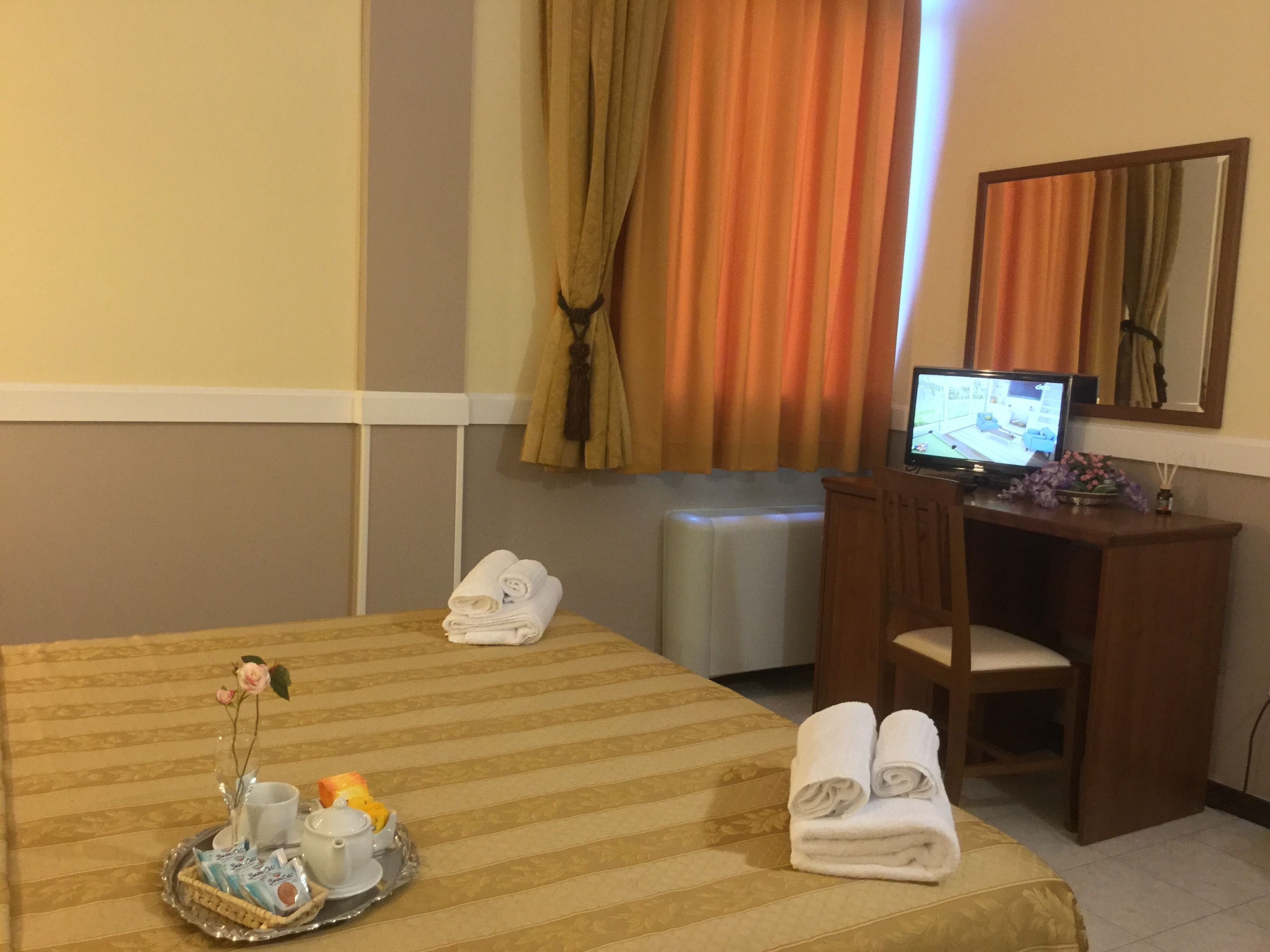 Hochwertige Bettwaren, Minibar, Schreibtisch, kostenloses WLAN