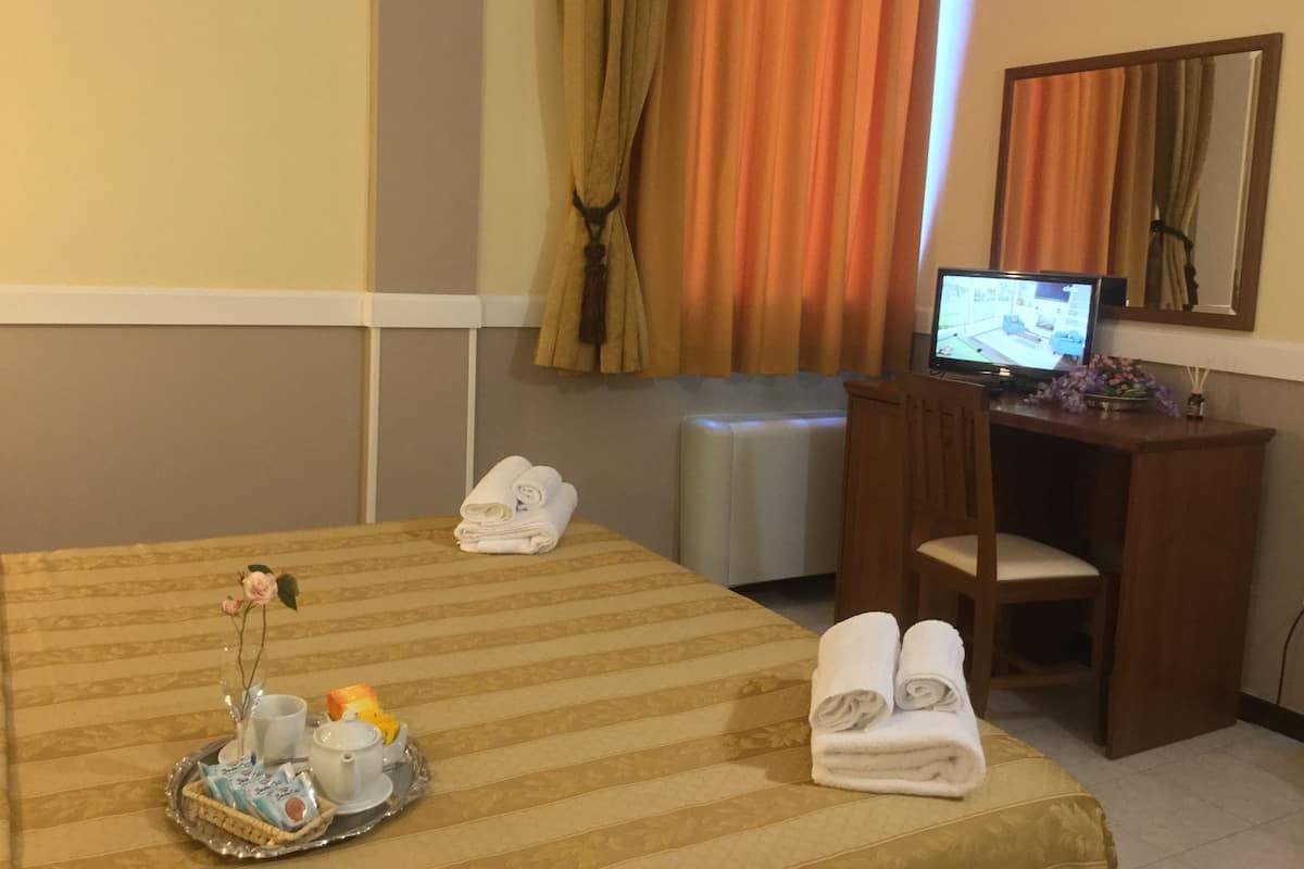 Ropa de cama de alta calidad, minibar, escritorio y wifi gratis