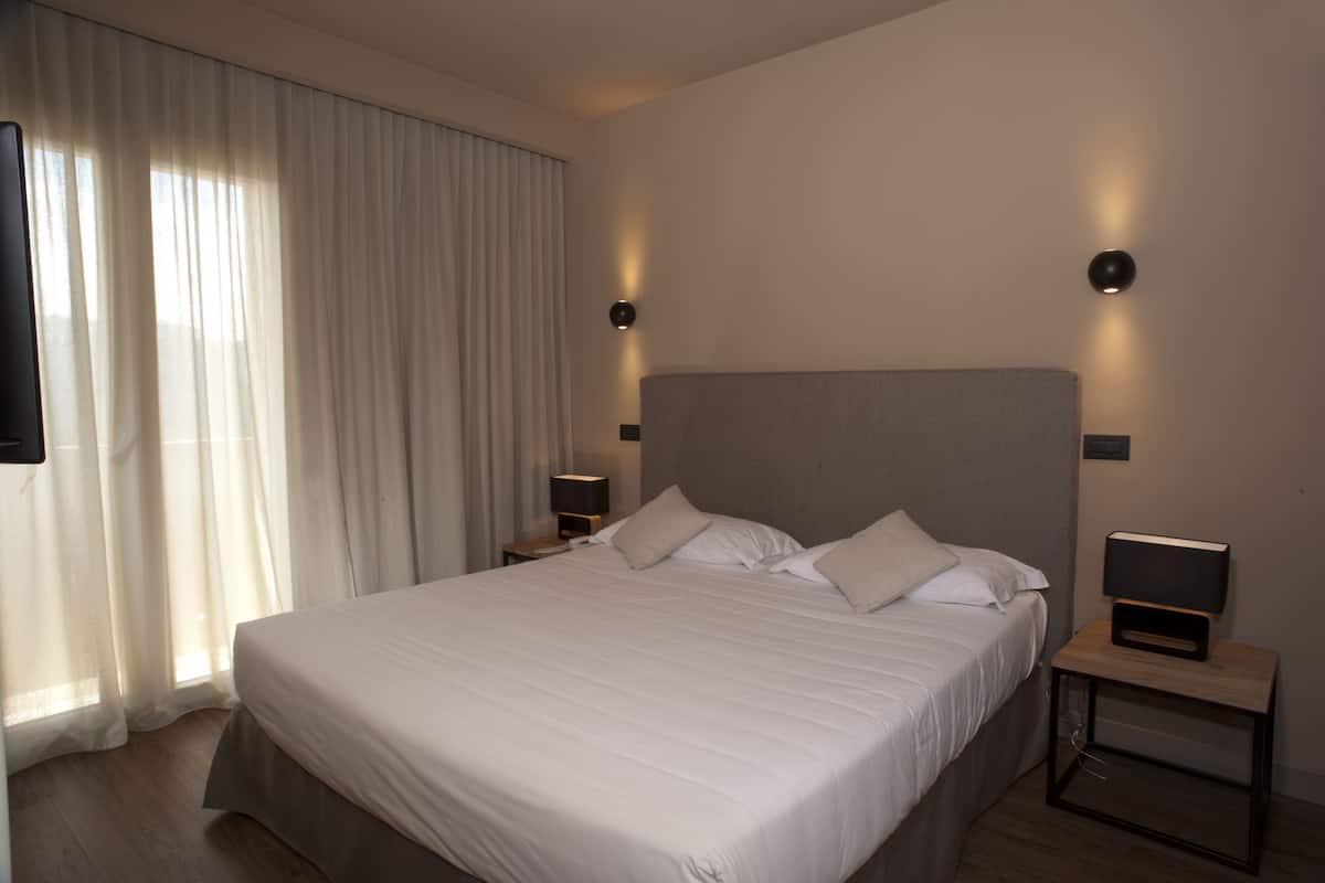 Ropa de cama de alta calidad y minibar 