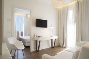 Suite | Premium bedding, minibar, in-room safe, blackout drapes