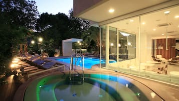 Una piscina al aire libre de temporada