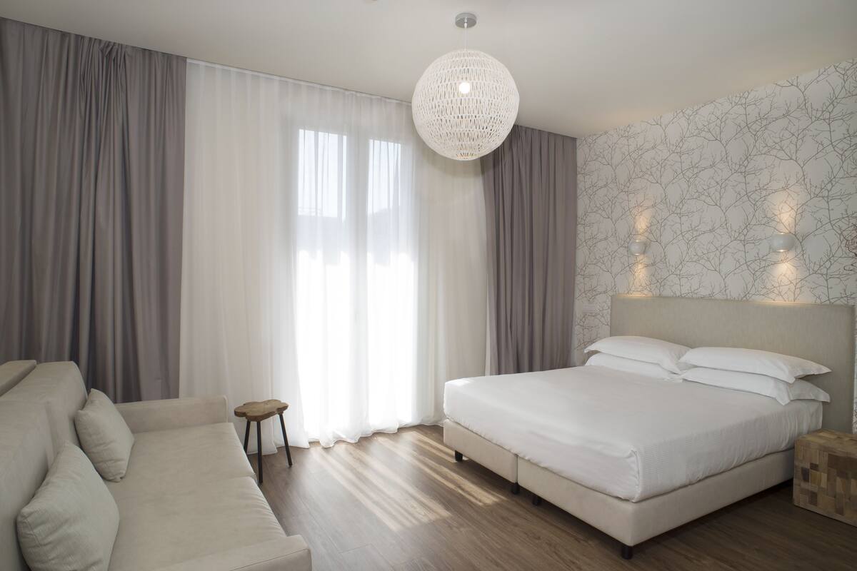 Ropa de cama de alta calidad y minibar 