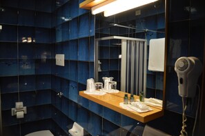 Basic Double Room | Bathroom | Shower, free toiletries, hair dryer, bidet - Hotel Sagittario (Padova)