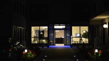 住宿正面 (夜晚)
