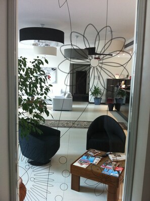 Coin salon dans le hall