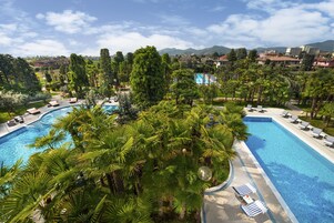 Una piscina techada, 4 piscinas al aire libre