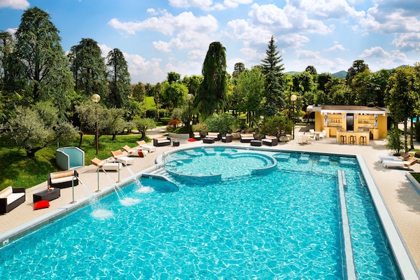 Kolam renang indoor dan 4 kolam renang outdoor