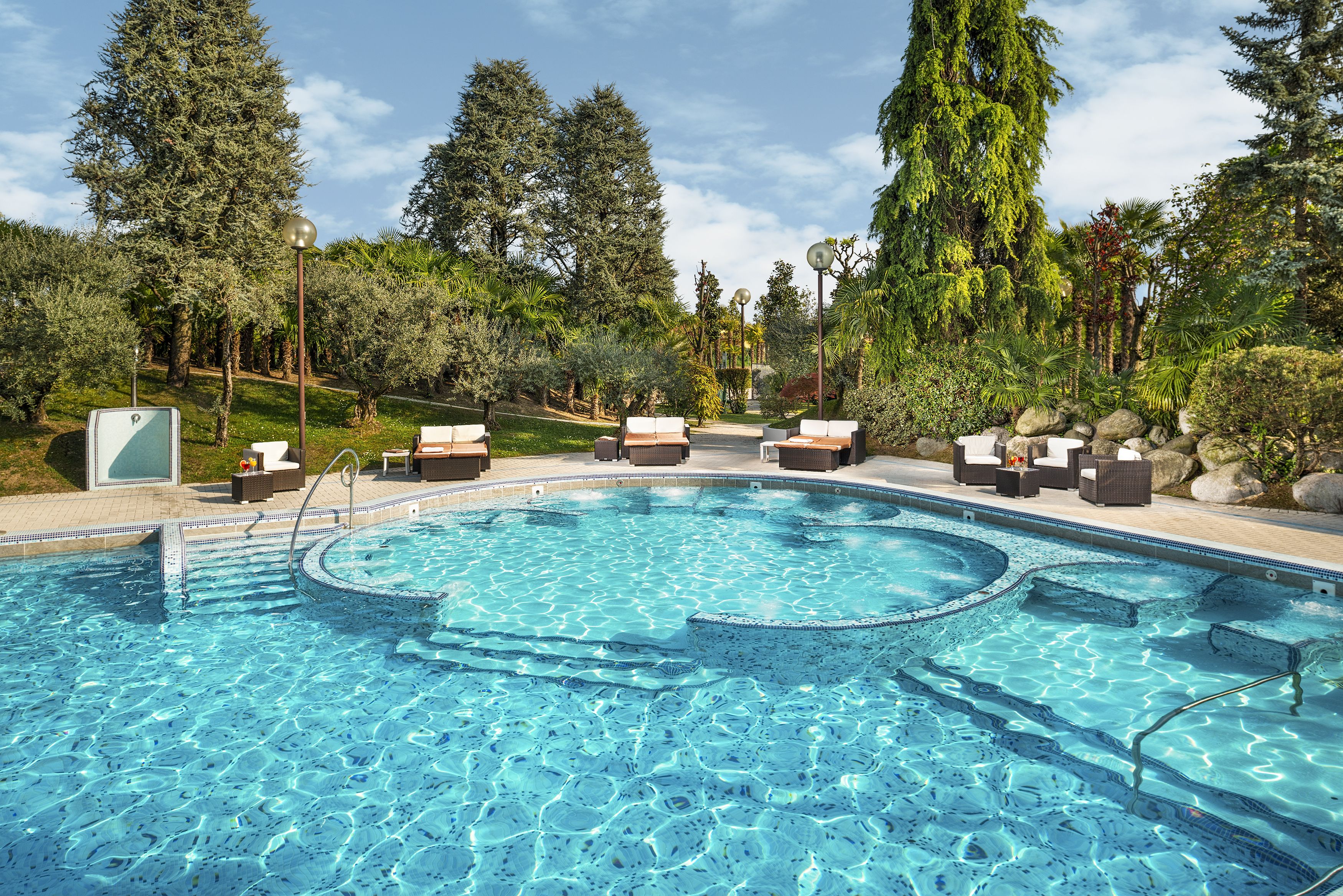 6 outdoor pools