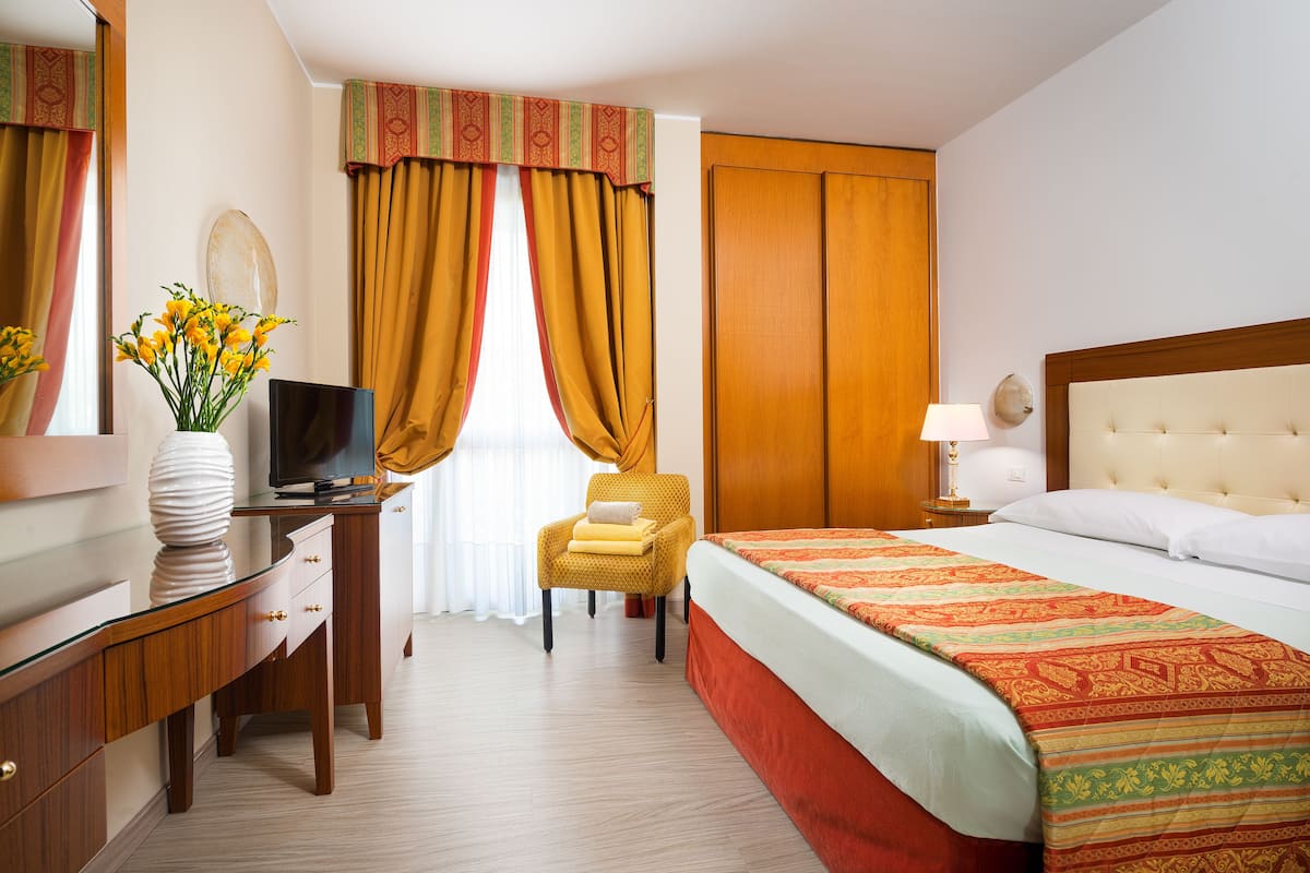 Minibar, in-room safe, desk, free WiFi
