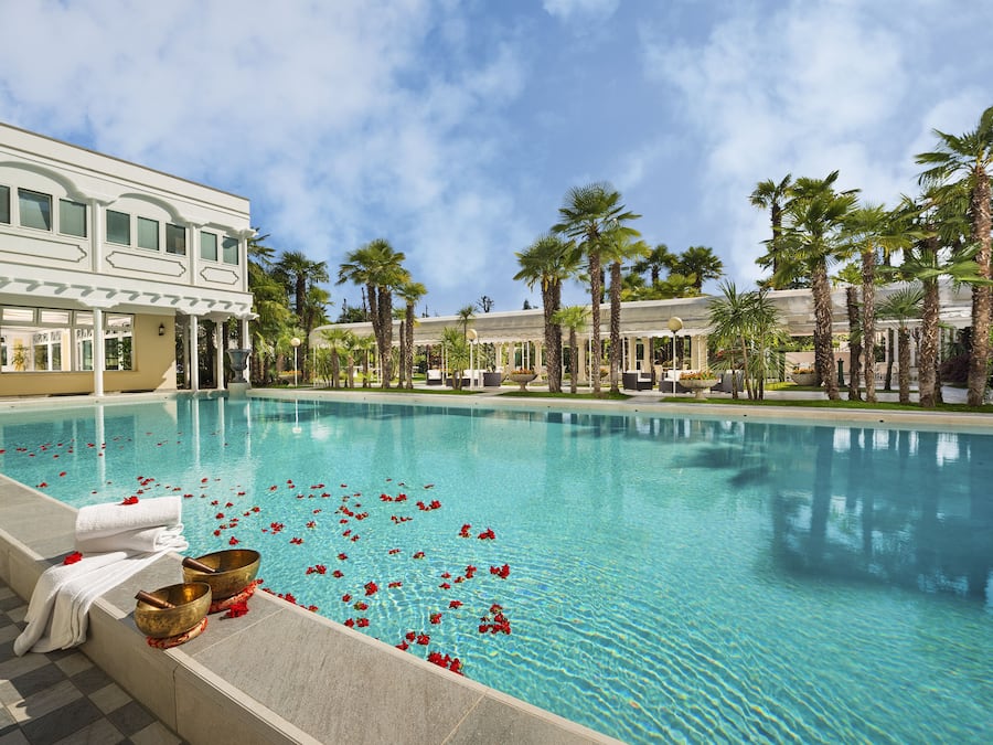 Indoor pool, 4 outdoor pools