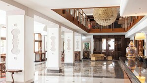 A spacious lobby with a polished marble floor, a grand staircase, and a chandelier. - HOTEL TERME METROPOLE – ORIENTAL SPA & RESORT (Abano Terme)