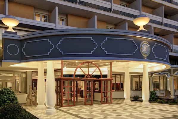A hotel entrance with a checkered floor, a central archway, and a balcony with railings. - HOTEL TERME METROPOLE – ORIENTAL SPA & RESORT (Abano Terme)