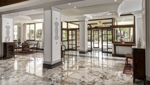 A spacious lobby with marble flooring, large windows, and a grand staircase. - HOTEL TERME METROPOLE – ORIENTAL SPA & RESORT (Abano Terme)
