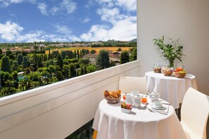 Minibar, coffres-forts dans les chambres, bureau, Wi-Fi gratuit