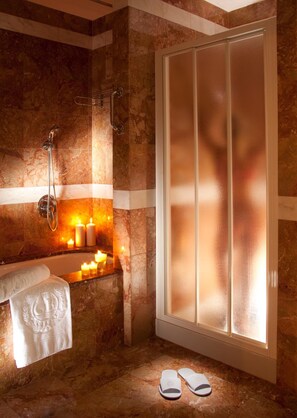 Rainfall showerhead, free toiletries, hair dryer, bathrobes - HOTEL TERME DUE TORRI – Adults Hideaway & SPA (Abano Terme)