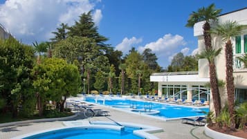 Piscina coperta, piscina all'aperto