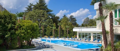 Una piscina cubierta, una piscina al aire libre