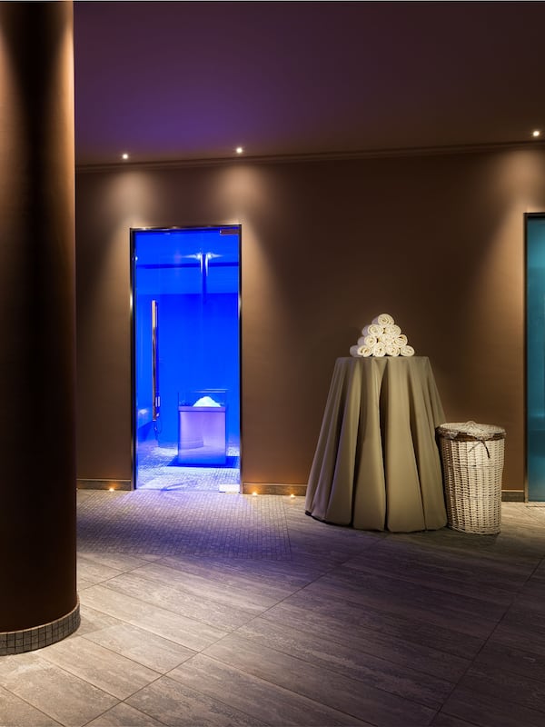 Sauna, hot tub, Turkish bath/hammam, body treatments, hot stone massages