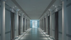 A long, narrow hallway with doors on both sides, leading to a bright room at the end. -  HOTEL TERME DUE TORRI - Adults Hideaway & SPA (Abano Terme)