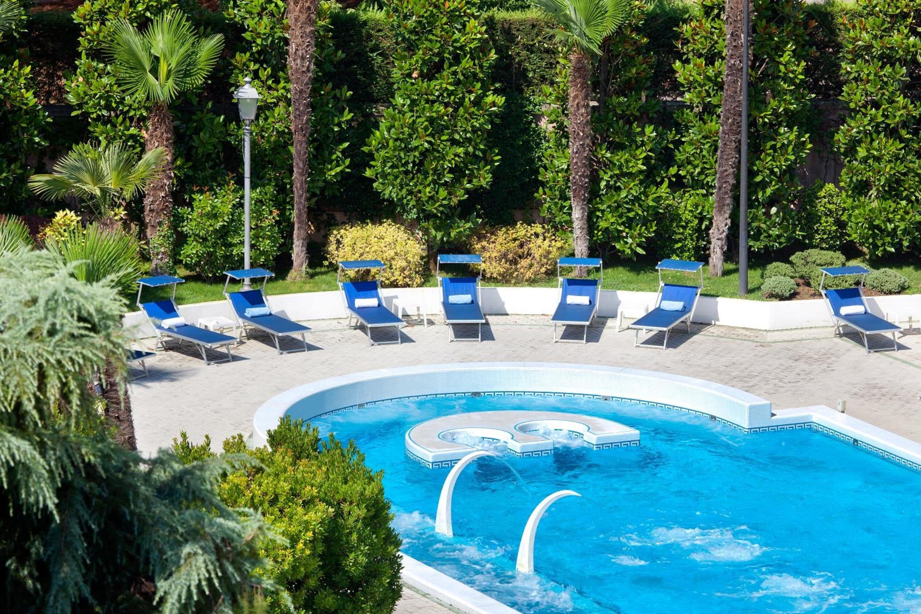 Een binnenzwembad, 2 buitenzwembaden, parasols voor strand/zwembad