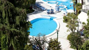 Piscine couverte, 2 piscines extérieures, parasols de plage