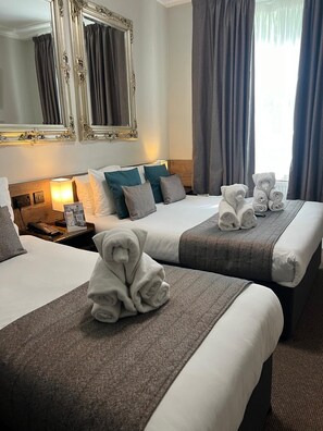 Standard Triple Room with a Garden view, Ensuite | In-room safe, soundproofing, iron/ironing board, free WiFi - Tudor Court Hotel (London)