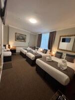 Familienzimmer, mit Bad | Zimmersafe, schallisolierte Zimmer, Bügeleisen/Bügelbrett