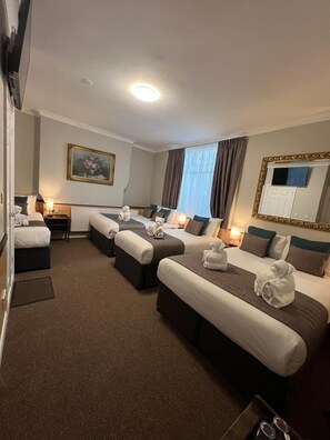 Familiekamer, en-suite badkamer | Een kluis op de kamer, geluiddichte muren, een strijkplank/strijkijzer