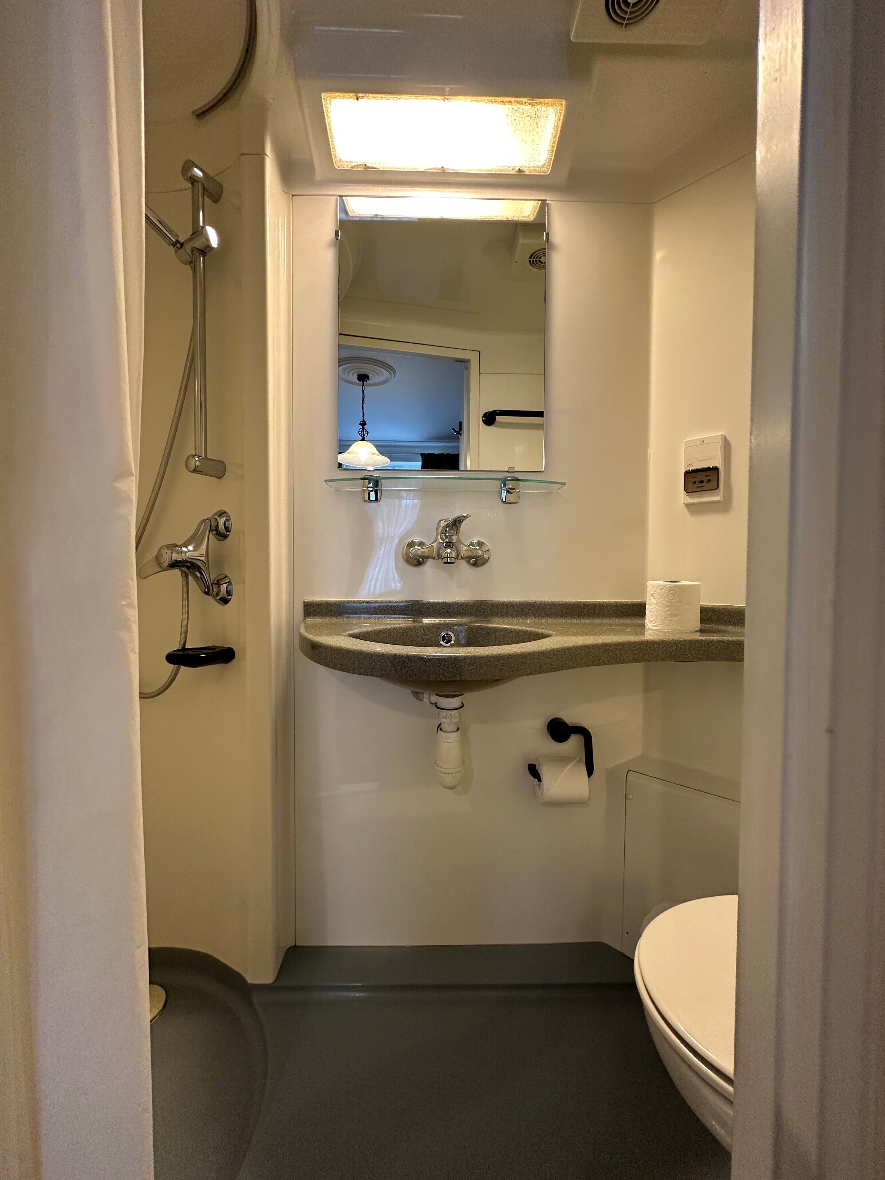 Quarto casal superior, suíte | Banheiro | Chuveiro, chuveiro com efeito de chuva, produtos de toalete grátis 