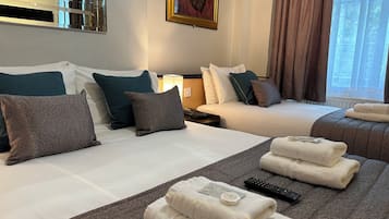 Standard Triple Room with a Garden view, Ensuite | In-room safe, soundproofing, iron/ironing board, free WiFi