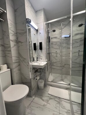 Family Room, Ensuite | Bathroom | Shower, rainfall showerhead, free toiletries, hair dryer