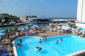 Outdoor pool, open 9:00 AM to 7:00 PM, pool umbrellas, sun loungers - Hotel Miramare (Cesenatico)