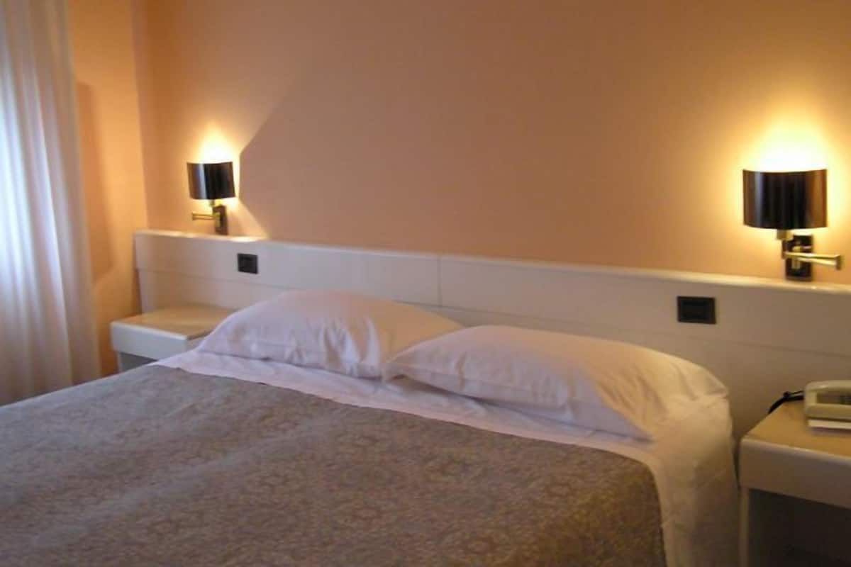 double room single use | minibar, in-room safe, desk, soundproofing