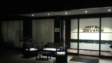 Overnatningsstedets facade – aften/nat