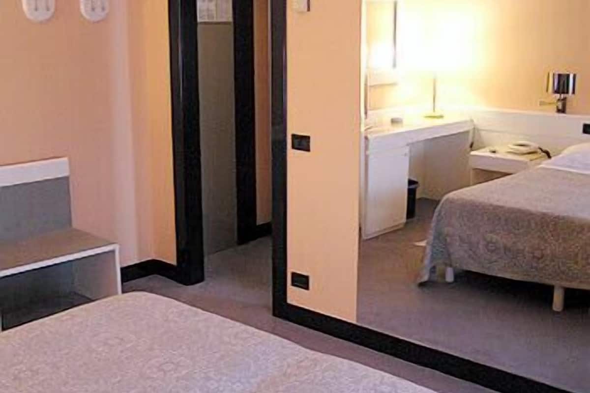 double room | minibar, in-room safe, desk, soundproofing