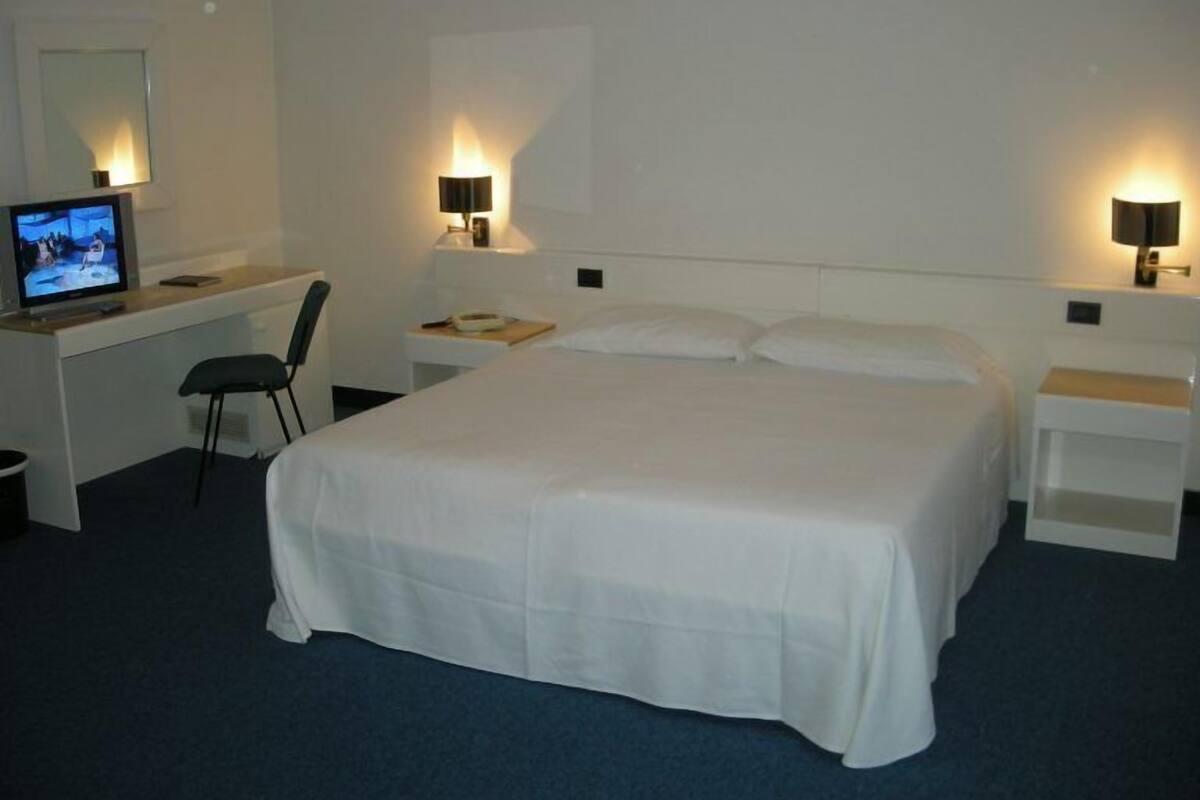 Triple Room | Minibar, in-room safe, desk, soundproofing