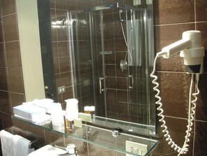 Articles de toilette gratuits, sĂšche-cheveux, bidet, serviettes fournies