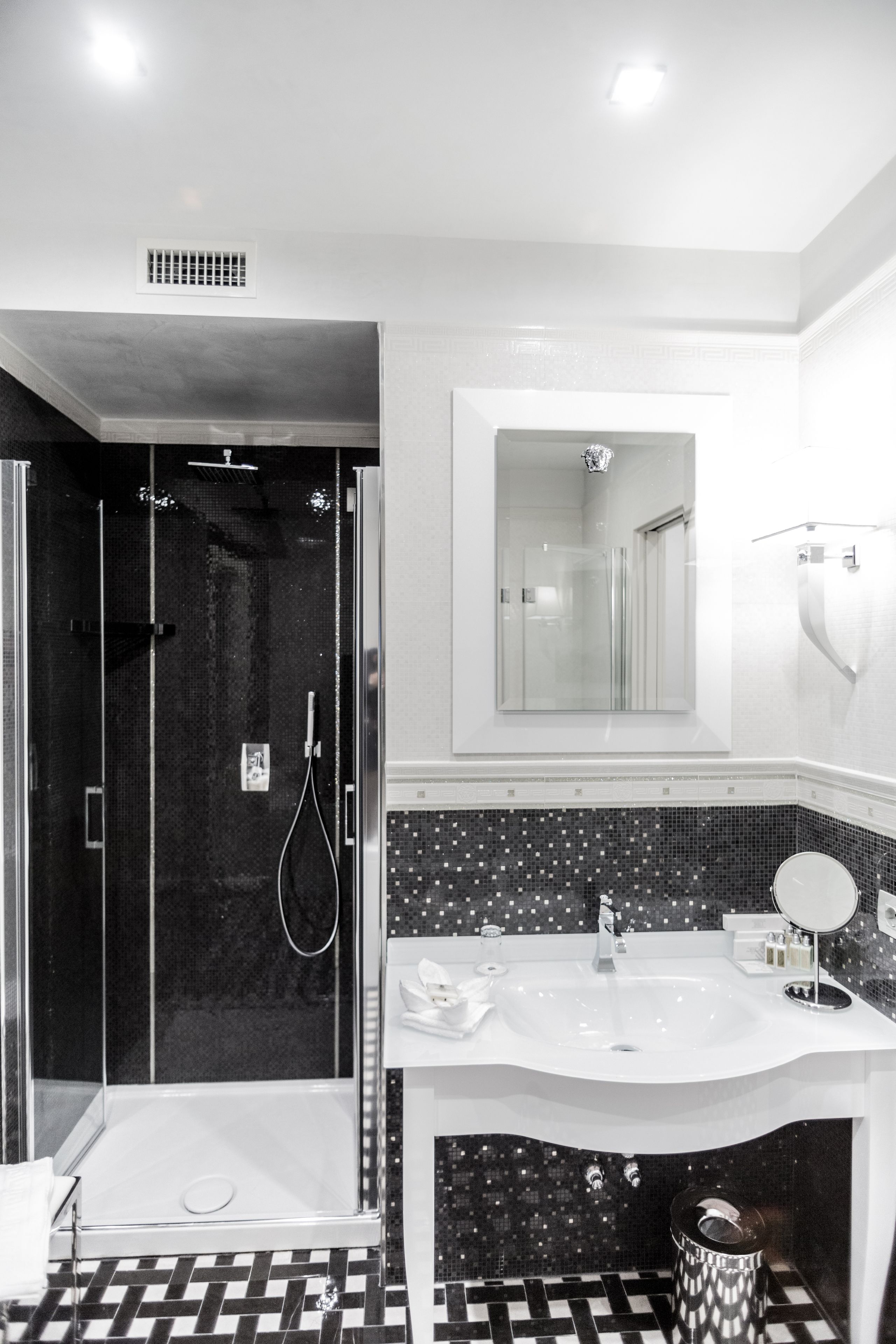 junior suite, 1 king bed, non smoking (living room) | bathroom | rainfall showerhead, free toiletries, hair dryer, bathrobes