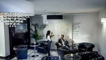 Serve café da manhã e happy hour