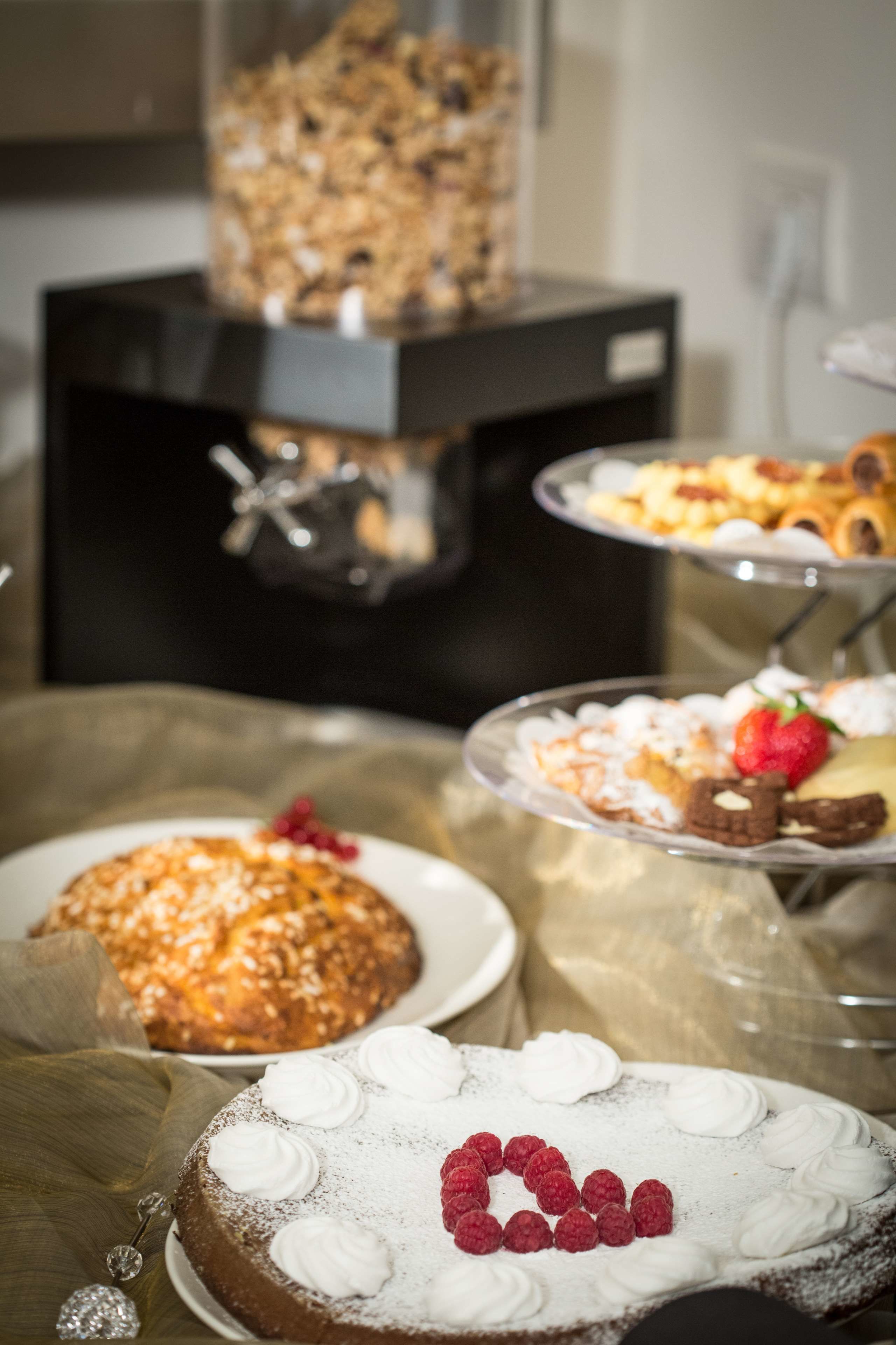 Uma mesa de sobremesas com diversos bolos e doces.