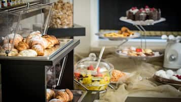 Daily continental breakfast (EUR 18 per person)