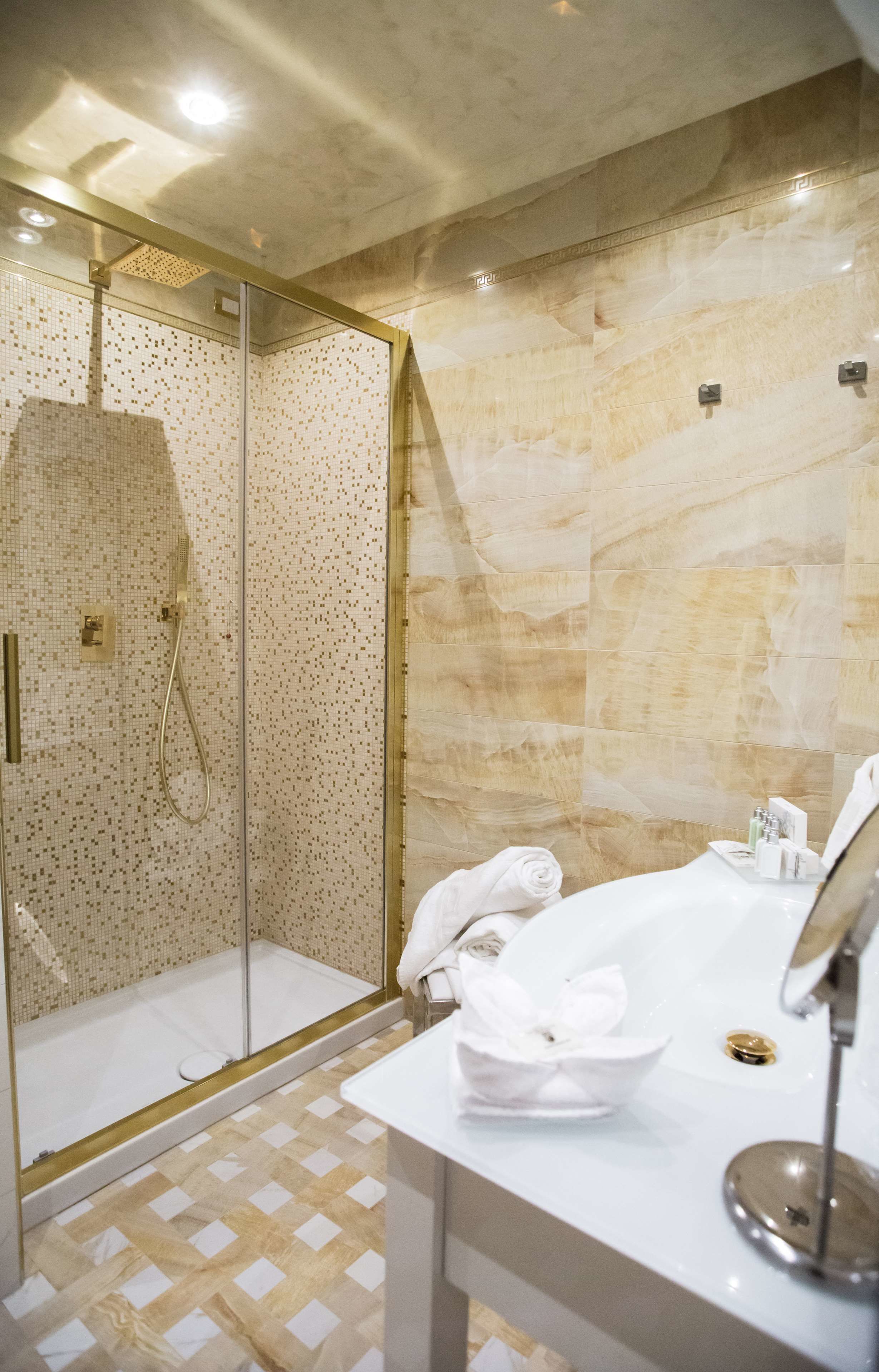 junior suite, 1 king bed, non smoking (living room) | bathroom | rainfall showerhead, free toiletries, hair dryer, bathrobes