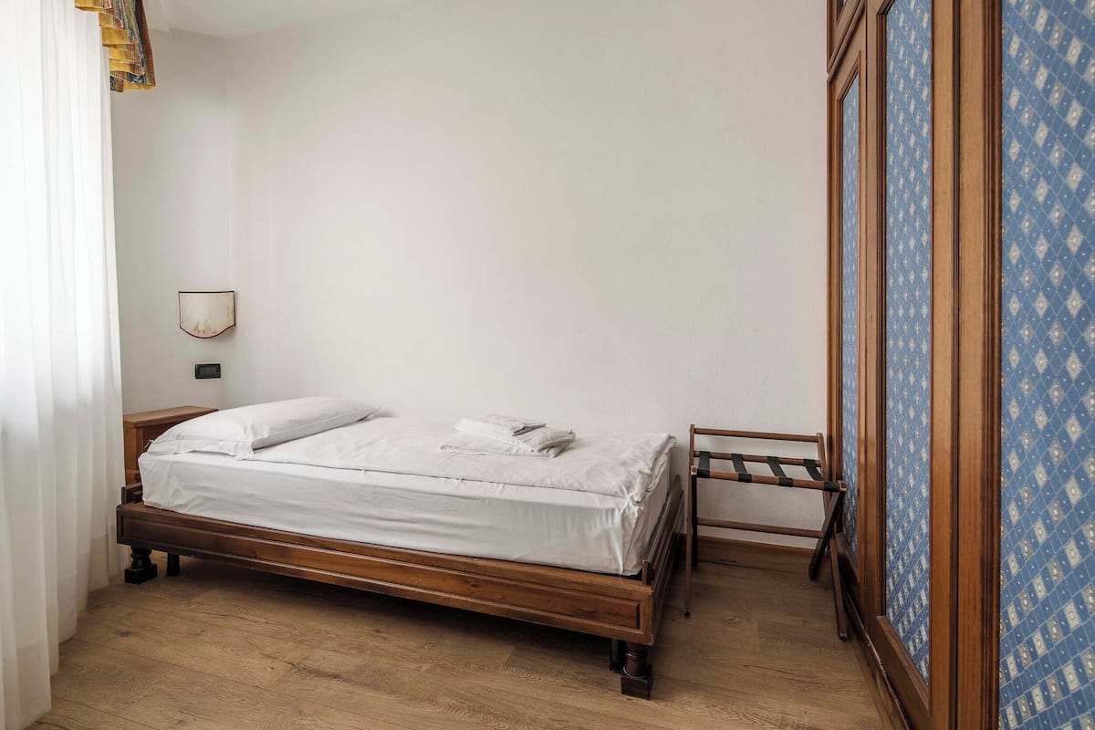 Chambre simple économique | Couette en duvet, coffre-fort, bureau, accÚs au Wi-Fi (inclus)