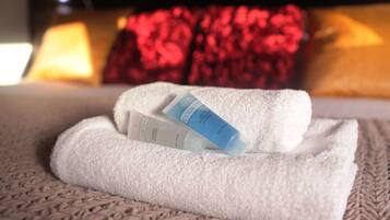 Muebles diferentes, escritorio y espacio para trabajar con laptop