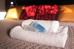 Muebles diferentes, escritorio y espacio para trabajar con laptop 