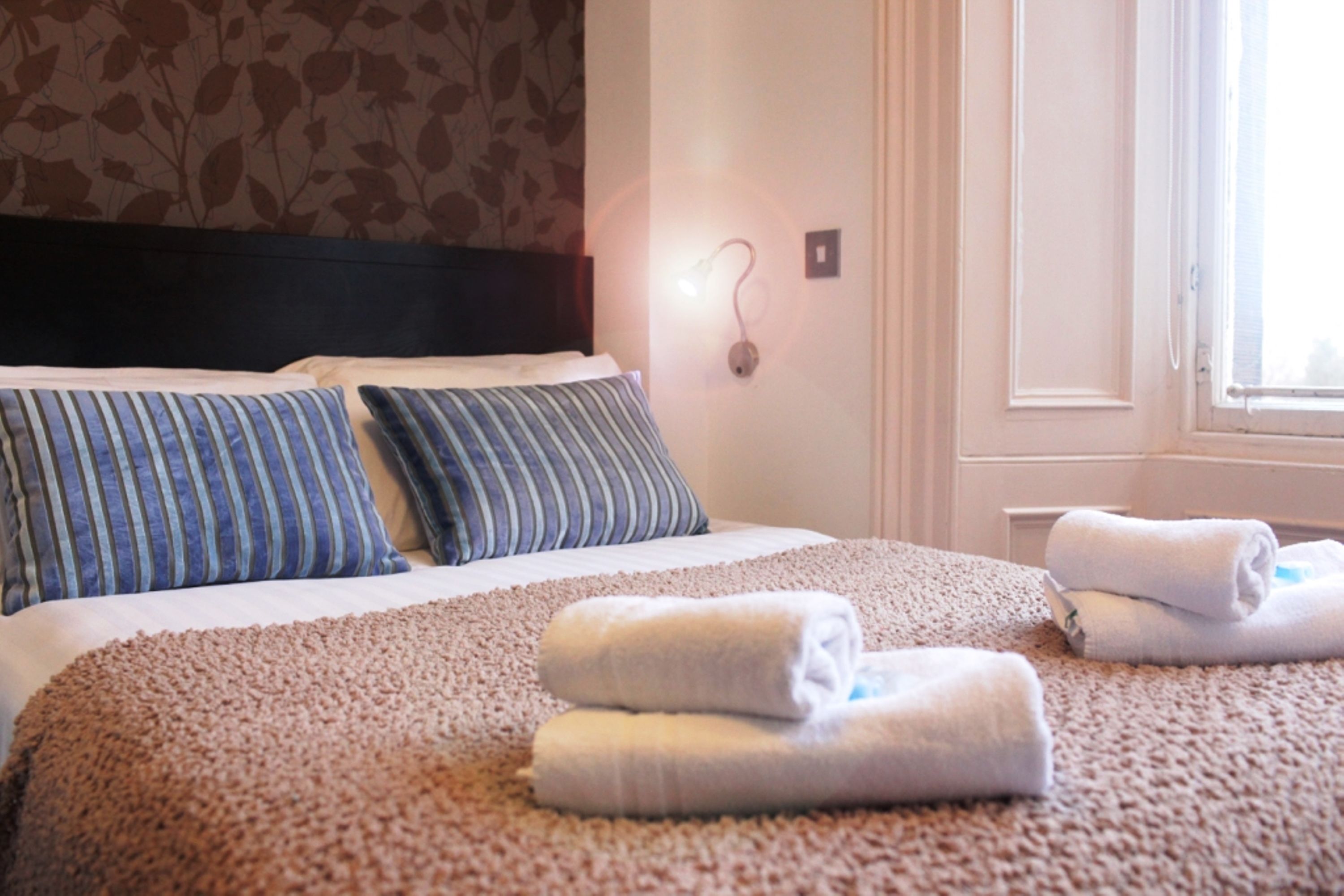 Muebles diferentes, escritorio y espacio para trabajar con laptop 