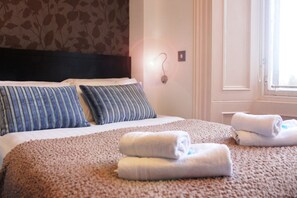 Muebles diferentes, escritorio y espacio para trabajar con laptop 