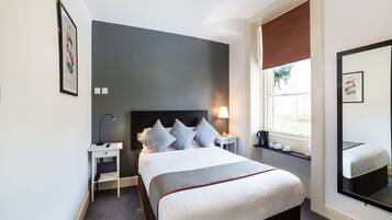 Muebles diferentes, escritorio y espacio para trabajar con laptop