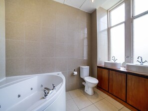 Habitación estándar con 1 cama doble o 2 individuales | Baño | Ducha, artículos de higiene personal gratuitos y secador de pelo